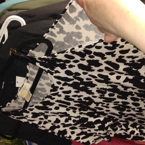 Michael Kors women's black and white cold shoulder short sleeves top Sz small - Picture 6 of 17